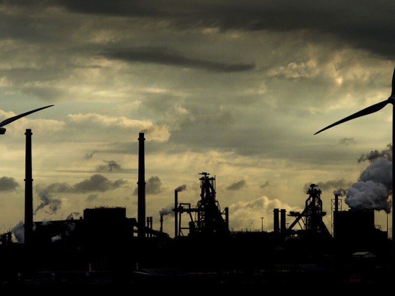 De Hoogovens van staalproducent Tata Steel gezien vanaf de Noordzee.
