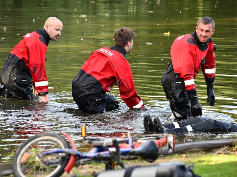 Achtergelaten kinderfietsje leidt in Kortrijk tot zoekactie met duikers in vijver: geen kind aangetroffen in het water