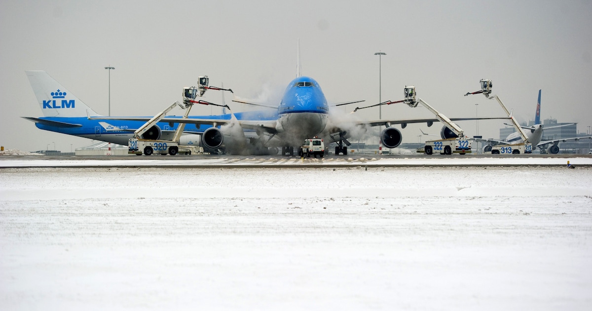 Zondag fors minder vluchten op luchthavens van Amsterdam en Parijs door sneeuwval