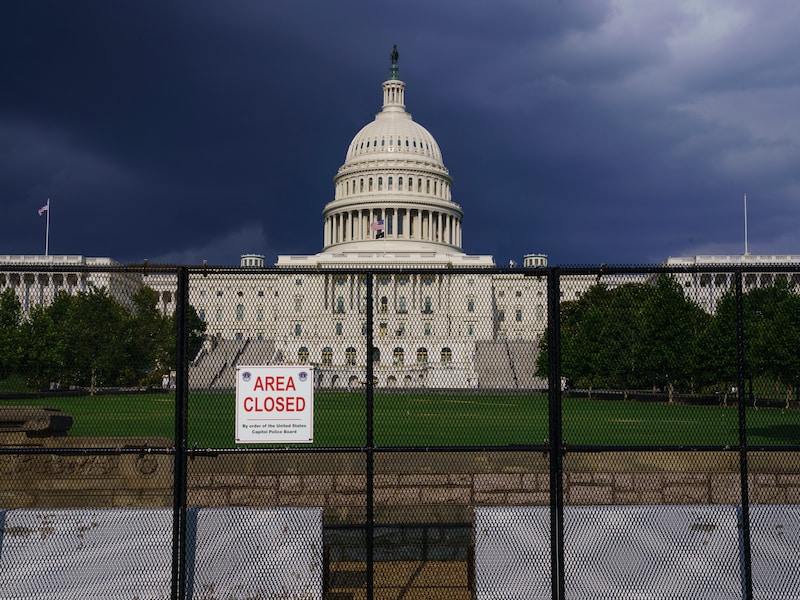 Het Capitool in Washington begin deze maand. De hekken die na de bestorming in januari zijn geplaatst, staan er nog steeds.
