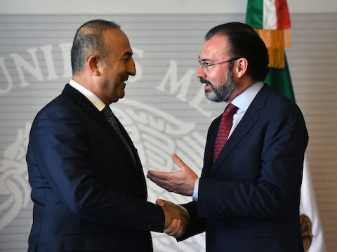 De Turkse minister van Buitenlandse Zaken Mevlut Cavusoglu en zijn Mexicaanse collega Luis Videgaray.