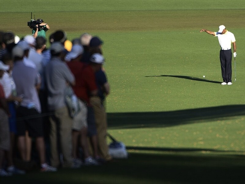 Het gewraakte moment op de tweede dag van de Masters. Tiger Woods dropt de bal op de verkeerde plek. Hij krijgt er een dag later twee strafslagen voor.