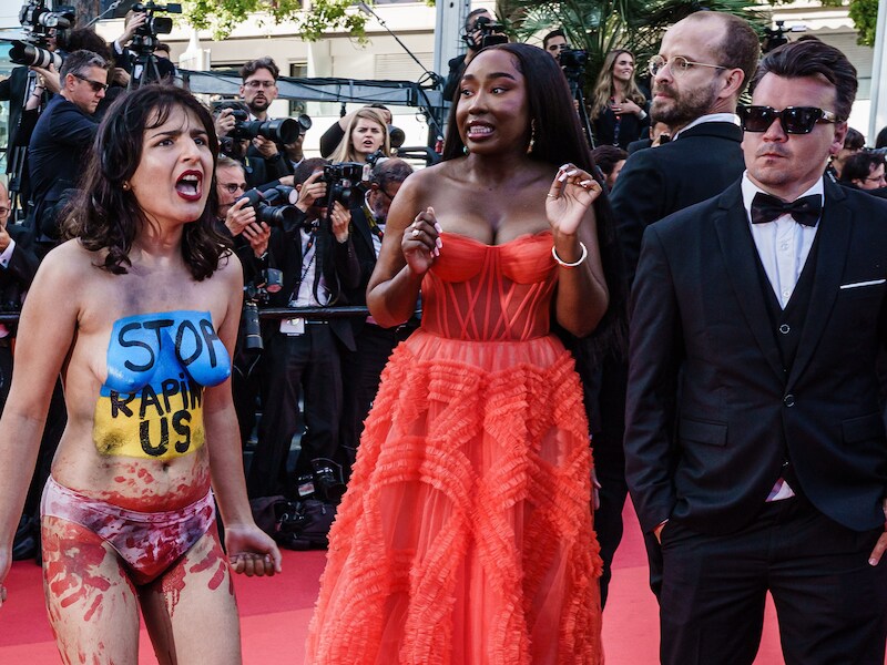 Activiste dringt door tot rode loper Cannes en protesteert tegen seksueel geweld in Oekraïne 