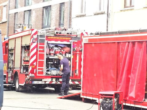 De brandweer rukte vrijdagvoormiddag uit naar de Lageweg in Hoboken voor een ondergelopen kelder. Met een speciale haakarmcontainer en zware pompen werd het water weggepompt.