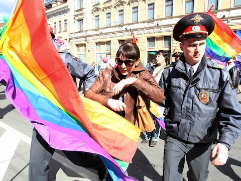De Russische politie grijpt in bij een demonstratie voor meer homorechten in St. Petersburg.