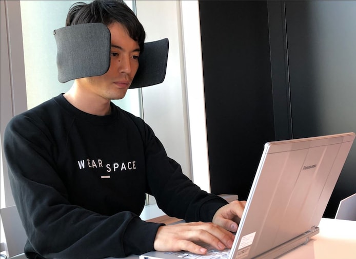 een-medewerker-van-panasonic-demonstreert-de-wear-space