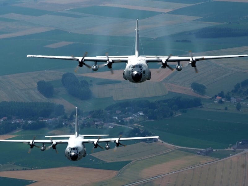 Twee C-130 vliegtuigen van het Belgische leger tijdens een oefenvlucht in 2010.