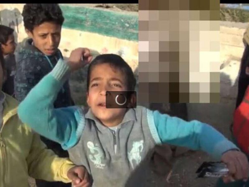 In een nieuwe propaganda-video spelen kinderen met het lijk van een vermoorde soldaat.