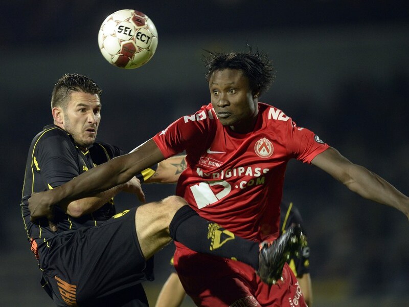 Carl Hoefkens in een duel met Coulibaly van Kortrijk
