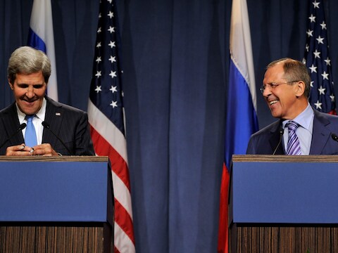 John Kerry (l.) en Sergey Lavrov (r.) bij een gezamenlijke persconferentie in Genève vanavond.