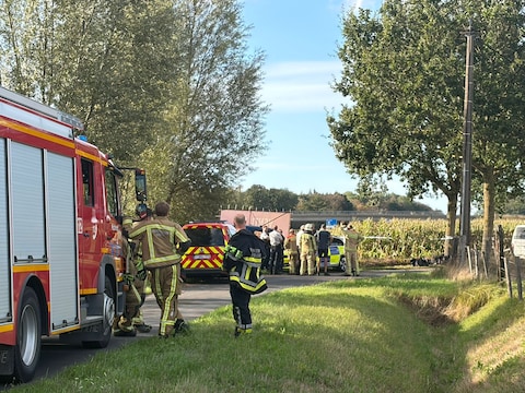 Politie vreest even voor drugsafval, maar treft 18 bidons met motorolie en koelvloeistof aan.