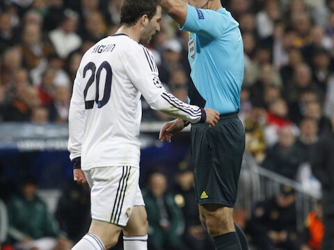Webb trekt geel voor Higuain.