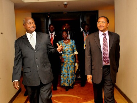 President Yoweri Museveni van Oeganda met president Jakaya Kikwete van Tanzania