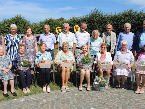 Alle jarige leden gingen samen met het bestuur van Okra Stavele op de foto. We zien vooraan Marie-José Persyn, Rogette Neuville, Erna Versavel, Annie Rabaey, Geneviève Dekeyser, Erna Cools, Christiane Veramme en Jenny Monkerhey. Achteraan staan Karin De Coen, Kathleen Versavel, Christiane Baes, Paul Vandepitte, Luc Declerck, José Gauquie, Marijke Lanszweert, Marc Butaye, Gilbert Sampers en Dirk Quaegebeur.