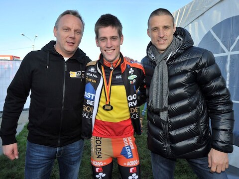 Timmy Simons, co-eigenaar van Vastgoedservice, pronkt met beloftenkampioen Jens Adams