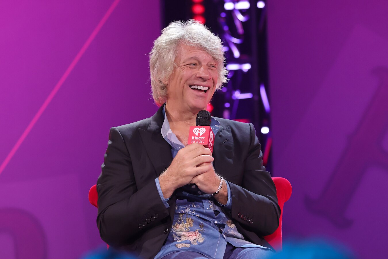 Jon Bon Jovi (63) omarmt grijze haren en ouder worden: “Geen botox of  operaties, ik blijf mezelf” | Foto | hln.be