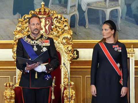 Koning Haakon legt eed af met kroonprinses Ingrid Alexandra aan zijn zijde