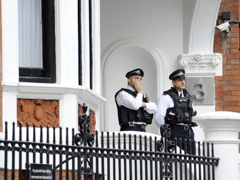 Twee agenten houden de wacht voor de Ecuadoriaanse ambassade in Londen waar Julian Assange zich schuilhoudt.