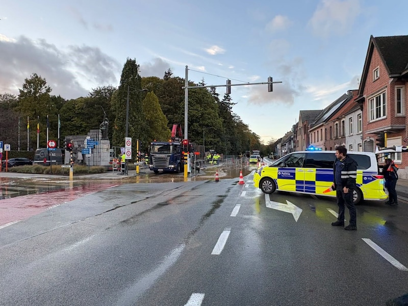 Het kruispunt van de Brusselsesteenweg en het Gemeenteplein is afgesloten voor doorgaand verkeer in Melle. 