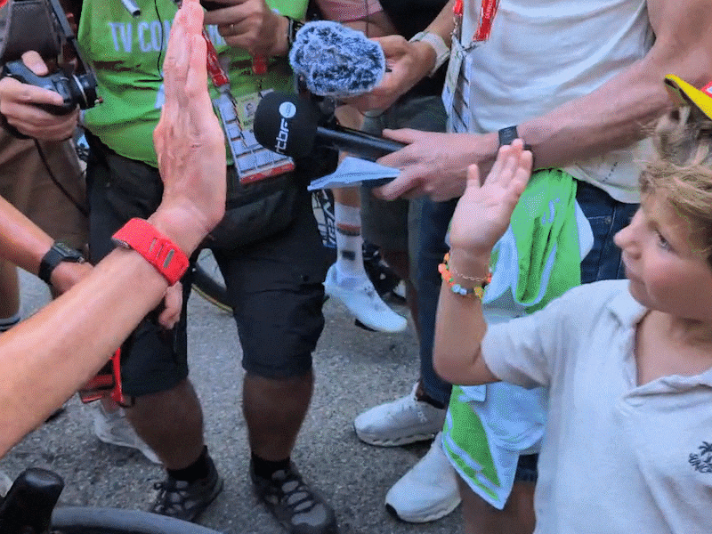 KIJK. “Jij rijdt met iedereen, behalve met mij”: Wout van Aert plaagt Tadej Pogacar, die na rit mooi cadeautje heeft voor zoontje Georges