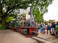 Uit de elektrische locomotief ‘Aagje’ komt nog altijd stoom door een rookmachine. De fluit is nog steeds te horen door perslucht.