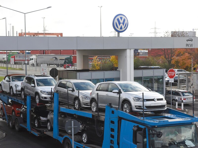 Een vrachtwagen met Volkswagens verlaat de fabriek in het Duitse Wolfsburg.