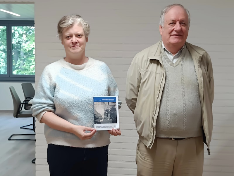 Kristien Van Hecke en Jan De Backer van de Gemeentelijke Werkgroep voor Streek- en Volkskunde. “Het verhaal van de familie Tastenoe bracht ons tot in Denemarken.”
