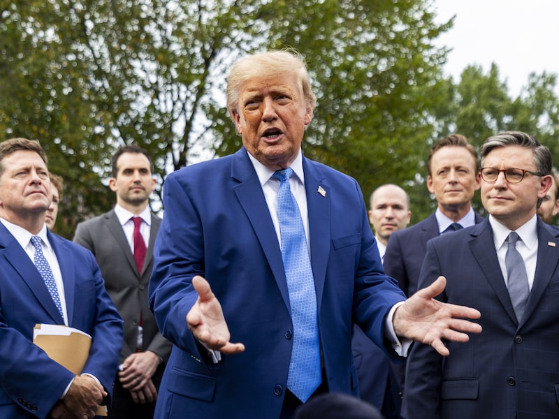 De Amerikaanse president Donald Trump en de top van de Amerikaanse technologiesector staan de pers te woord voor de West Wing van het Witte Huis na een overleg over artificiële intelligentie