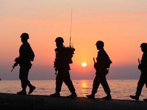 Zuid-Koreaanse militairen patrouilleren op het eiland Yeonpyeong.