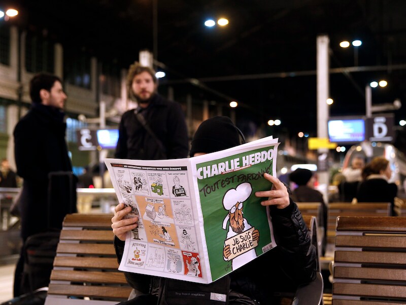 In veel Franse krantenwinkels was er even na 6 uur 's morgens geen Charlie Hebdo meer te koop.