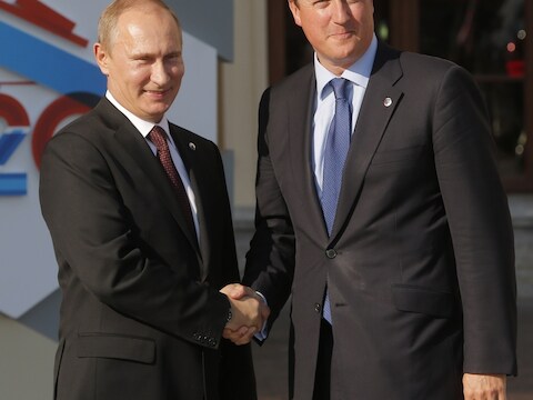 Cameron schudt de hand van premier Poetin bij aankomst in Sint-Petersburg voor de G20-top.