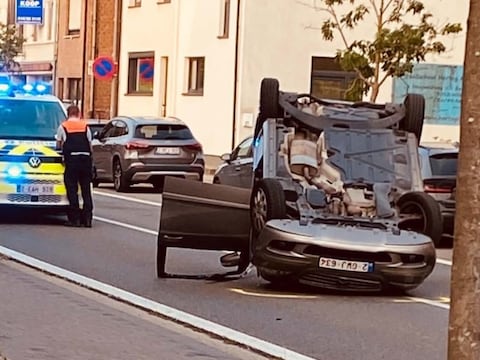 De wagen van de dertiger belandde op zijn dak op de Aarschotsesteenweg in Wilsele.