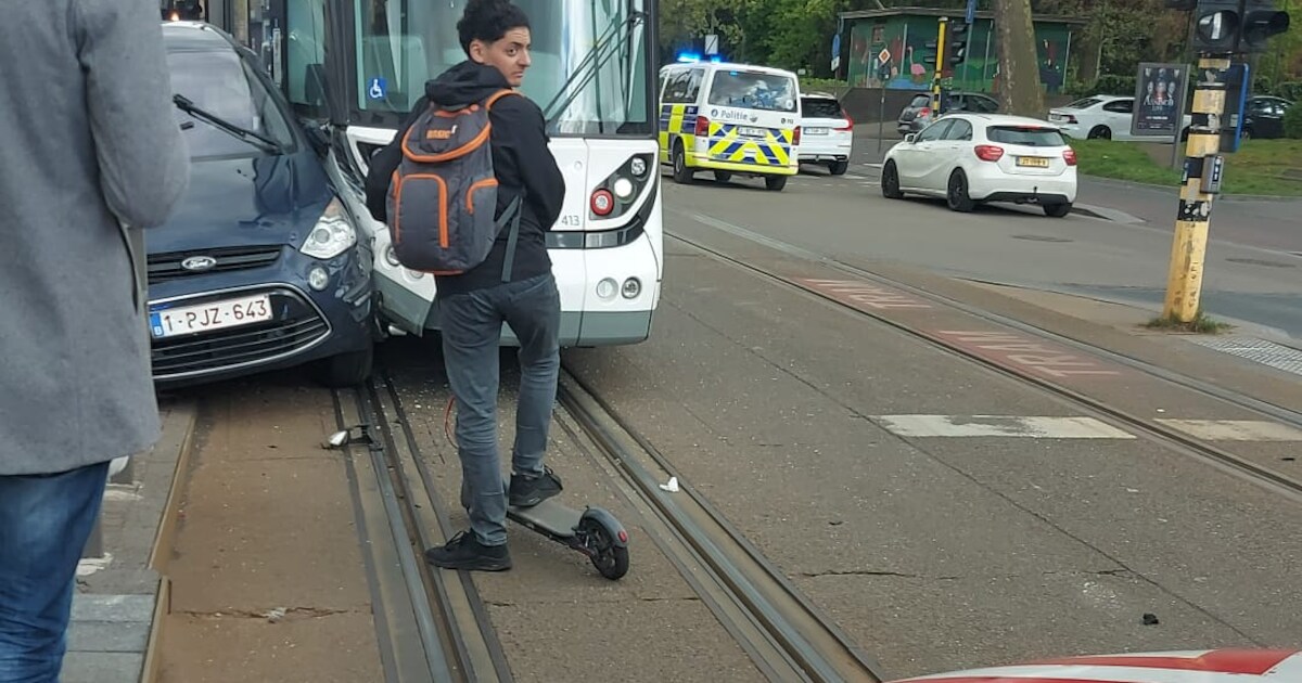 tram-en-auto-botsen-op-sint-bernardsesteenweg-bij-kielpark-antwerpen