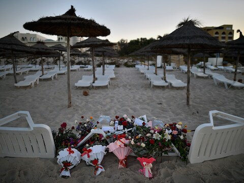 Bloemen voor de slachtoffers van de aanslag nabij Sousse in Tunesië.