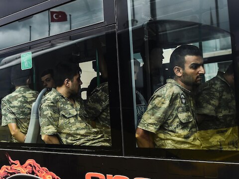 Turkse soldaten die eerder werden gearresteerd