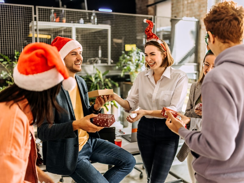 Kerstborrel op het werk? Expert geeft 7 etiquettelessen: “Doe dit enkel bij familie”