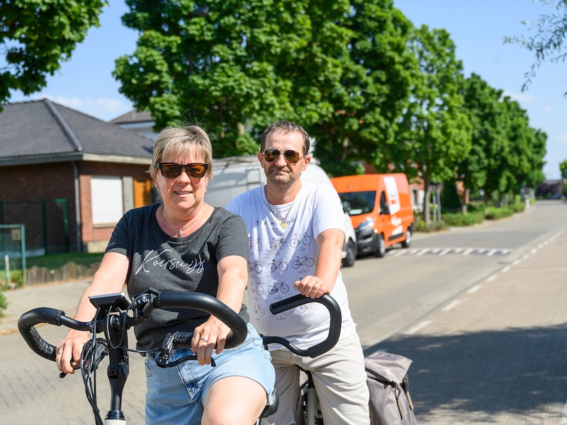 Chris Bonte met echtgenote Carine op de tandem. 