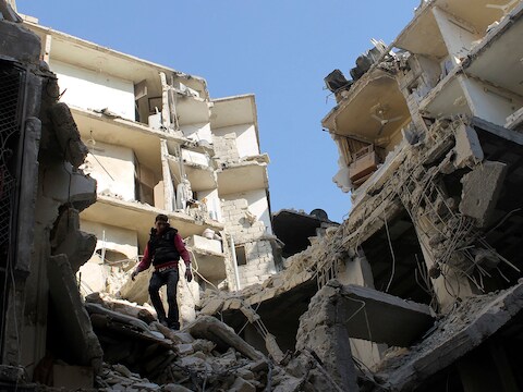 De ravage in de wijk Soukkari, na luchtaanvallen van het Syrische leger.
