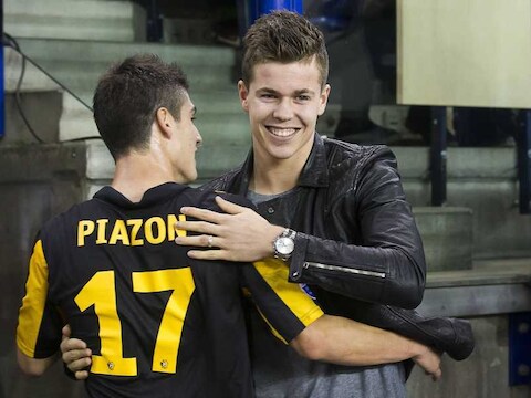 Man van de wedstrijd Lucas Piazon viert een treffer met oud-Vitessenaar Marco van Ginkel.