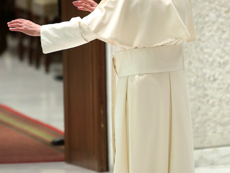 De uittredende paus moet zich in de toekomst 'onzichtbaar' maken, volgens hoogwaardigheidsbekleders in het Vaticaan.