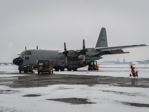 De Belgische C-130 worden in Melsbroek klaargemaakt voor hun missie in Mali.
