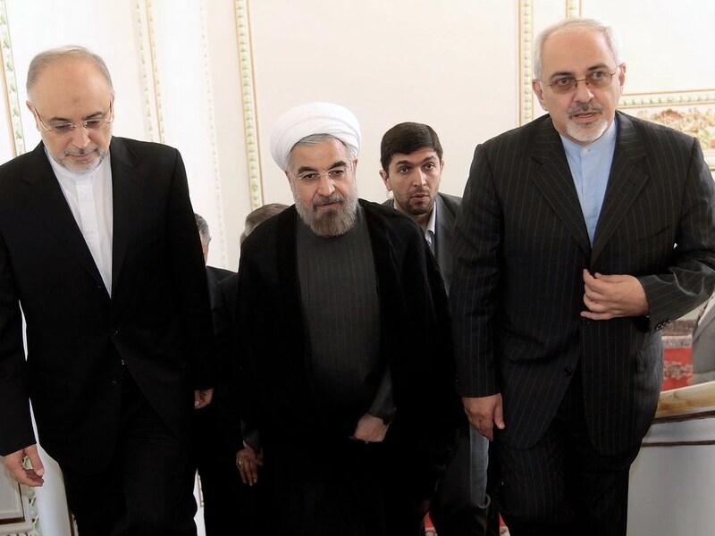 Nieuwe machthebbers van Iran. Van links af: Ali Akbar Salehi, het net aangestelde hoofd van het kernernegieprogramma, president Hassan Rouhani, en Mohamed Javad Zarif , de zaterdag benoemde minister van Buitenlandse Zaken.