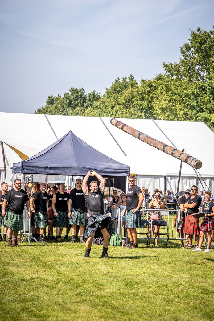 IN BEELD. Vliegende boomstronken, doedelzakken en donker bier: Alden ...