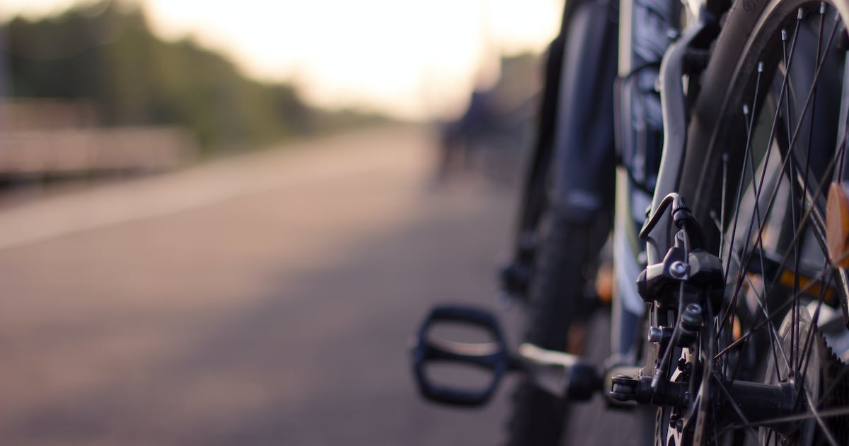 Fietsster (40) lichtgewond na aanrijding, andere fietser rijdt gewoon door