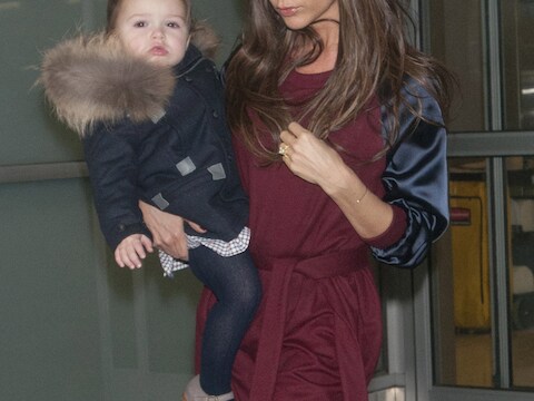 Victoria Beckham met kleine Harper op de arm.