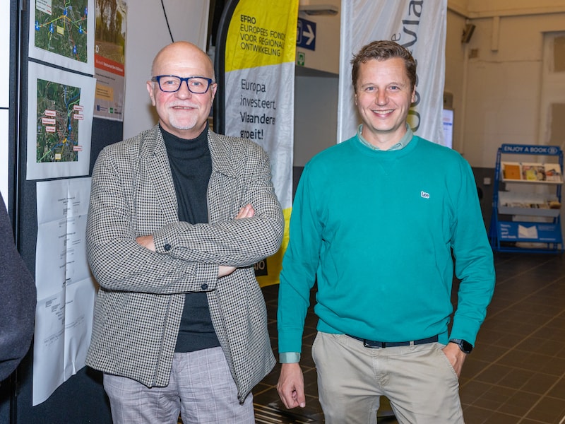 Gedeputeerde Kurt Moens en schepen Niels Tas stelden mee de plannen voor tijdens een infomarkt.