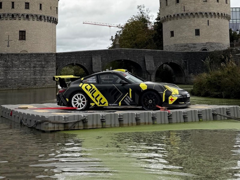 De Porsche op het ponton, aan de Broeltorens.