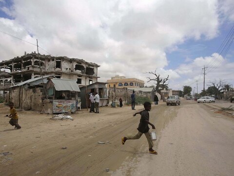 De VRT vermoedt dat de episode met de Somalische "piratenkoning" Afweyne de oorzaak is van de bedreigingen.