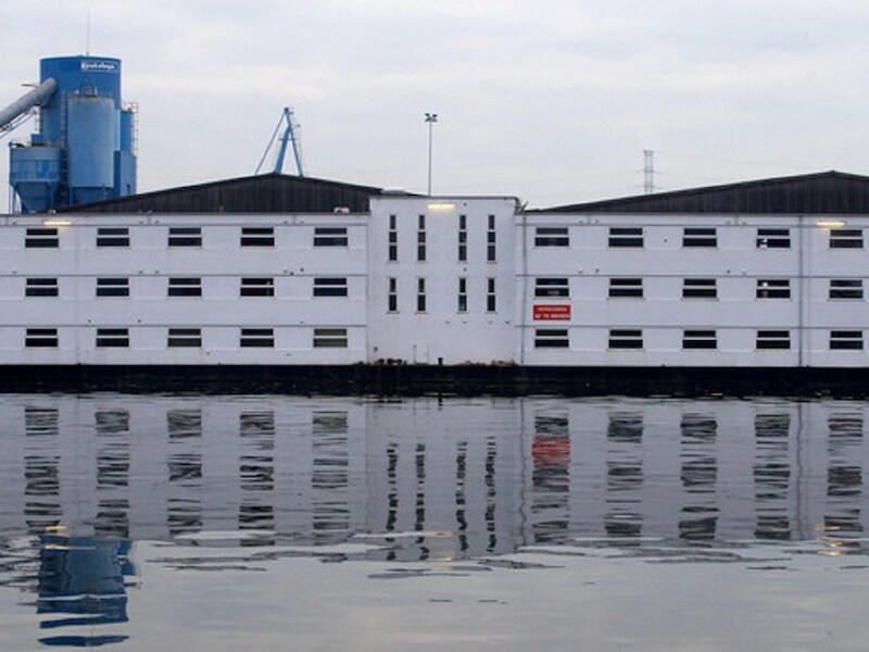 Het ponton Reno waar de asielzoekers opgevangen worden.