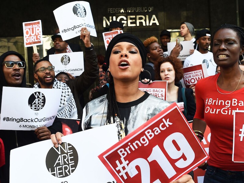Alicia Keys vergezelt demonstranten voor de Nigeriaanse ambassade in New York.